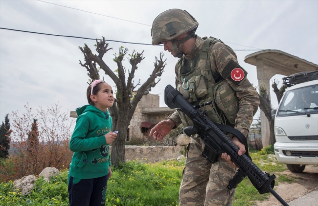 Mehmetçik Afrinlilerle yakından ilgileniyor